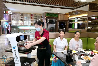 送餐机器人|这家超前的餐饮品牌一下引进14台机器人新闻中心餐饮服务服务机器人