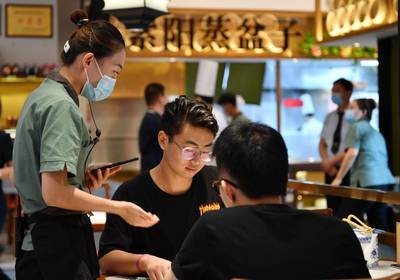 【小份|推行节约用餐 制止餐饮浪费】服务人员|新华社|景区|一家|张博文_傻大方·悦读